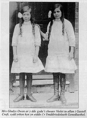 Mrs Gladys Owen ar y dde gyda'r chwaer Violet tu allan i Castell Croft.