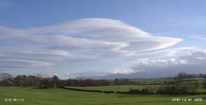 Lee-waves clouds to SE on 30 Nov 2004. Click for larger. 