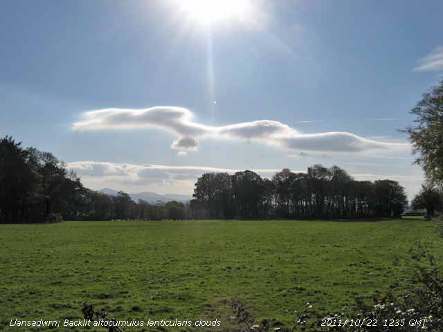 Lenticulkar clouds were hovering to the S in the afternoon